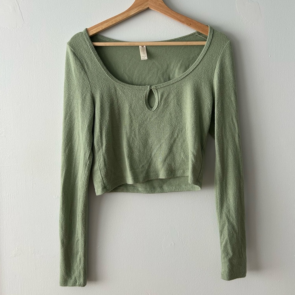 Green slightly cropped long sleeve top.